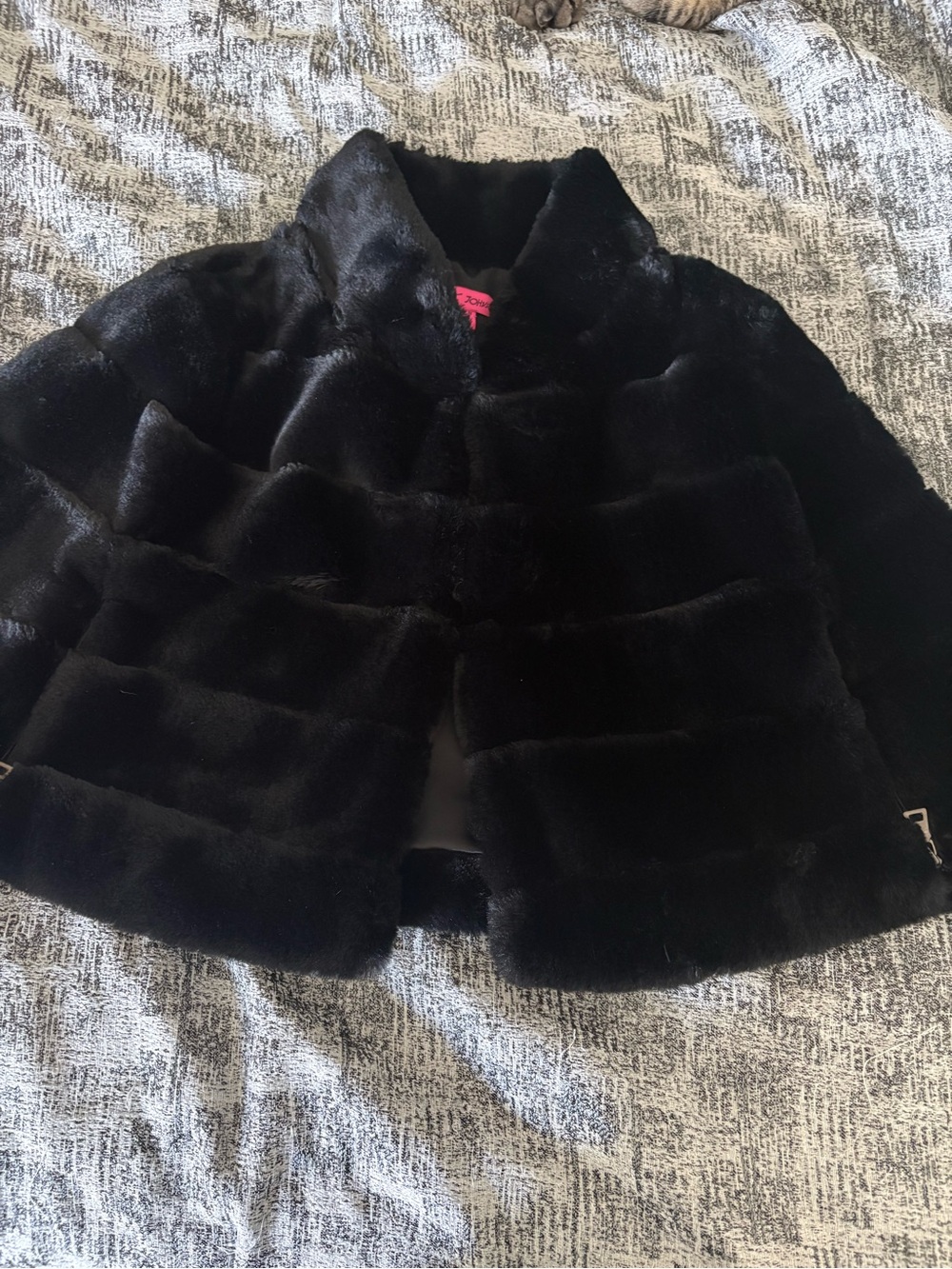 Betsy Johnson Black Faux Fur Shrug Size Medium